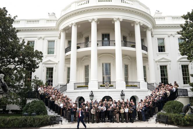 President Donald J. Trump waves and is cheered as he concludes his visit with “The Nation’s Sheriffs,” Thursday, Sept. 26, 2019, at the South Portico of the White House. (Official White House Photo by Joyce N. Boghosian)