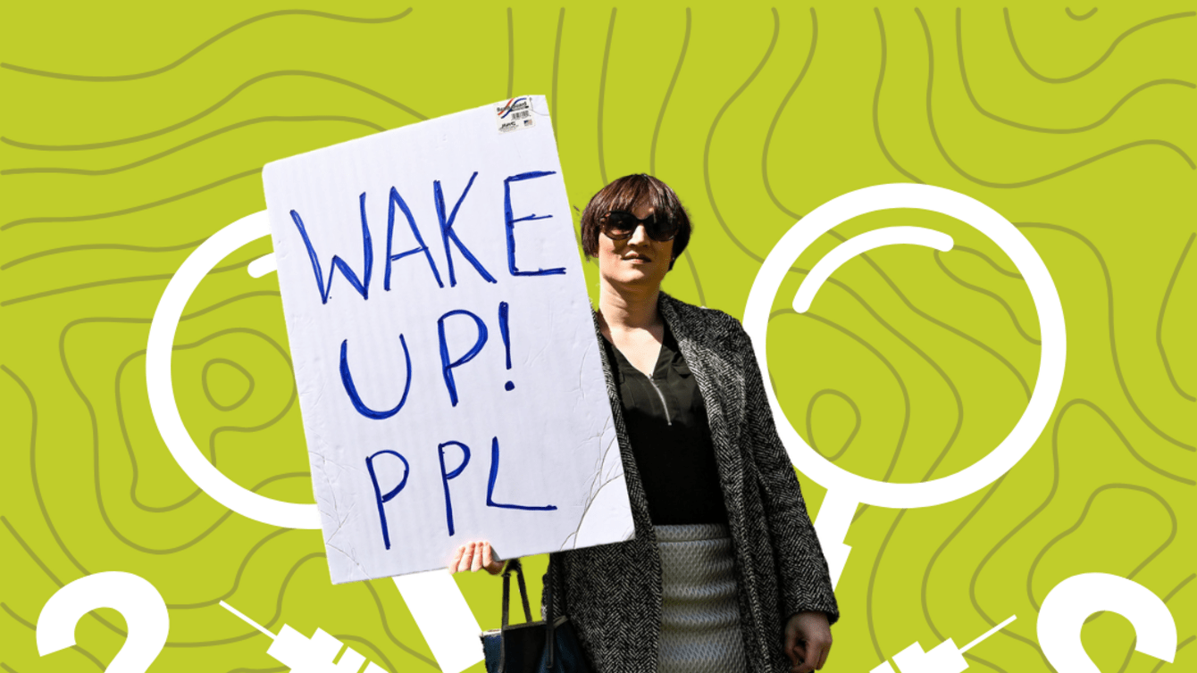 a person holding a sign saying "wake up ppl"