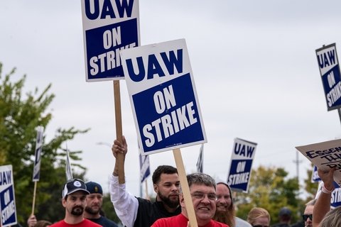 Protest signs that say "UAW on strike"