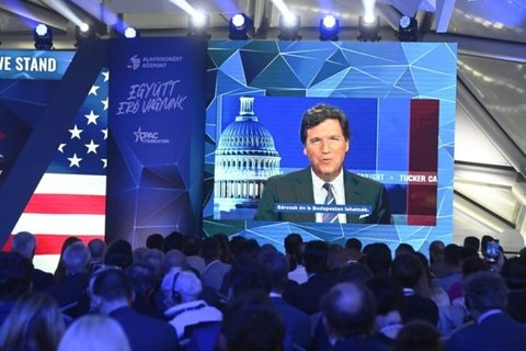 Tucker Carlson projected on a screen.