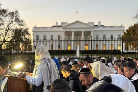 Protesters in front of the White house.