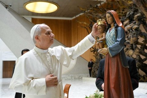 Pope Leo XIV puts a crown on the head of baby Jesus. Mary is also there, holding the baby. 