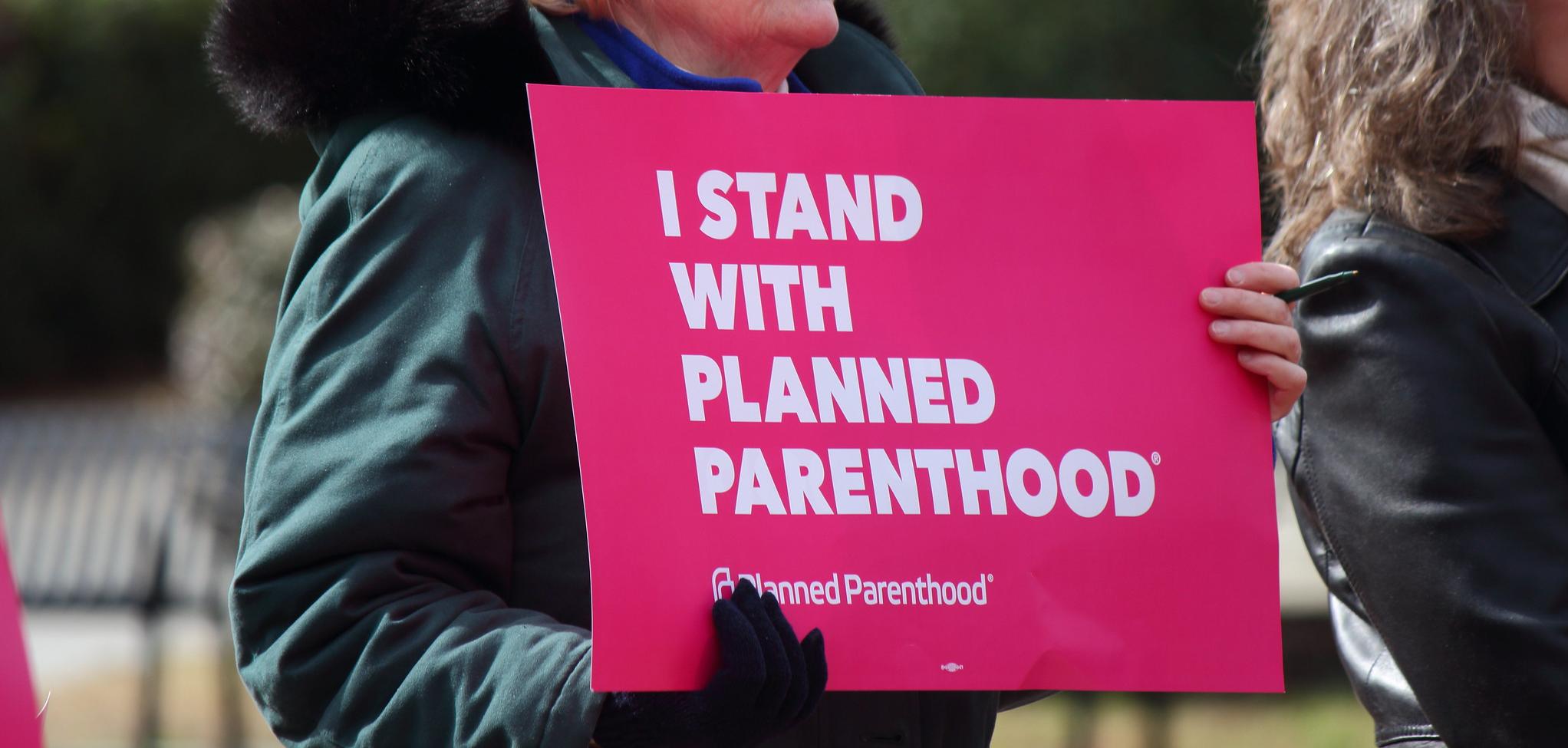 A sign that says "I stand with planned parenthood"